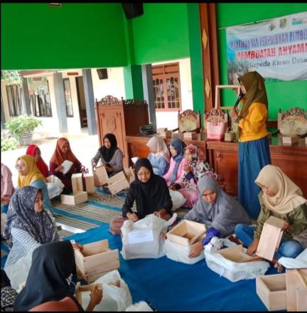 Pelatihan Pembuatan Anyaman Tas Jali